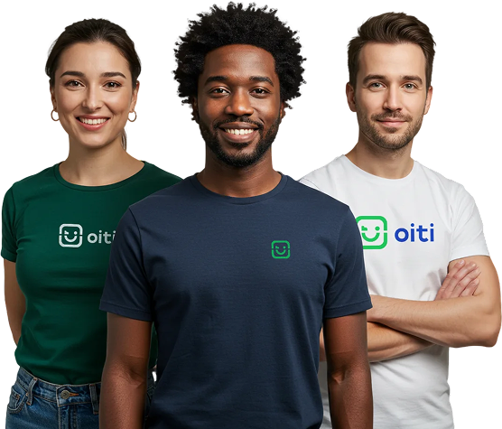 três pessoas com camisetas da Oiti